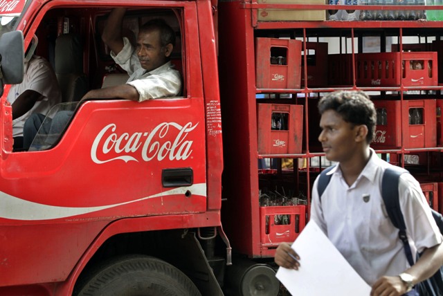 El estado de Tamil Nadu dejó de vender los refrescos en protesta contra PETA, asociación estadunidense que logró que prohibieran la doma de toros en l
