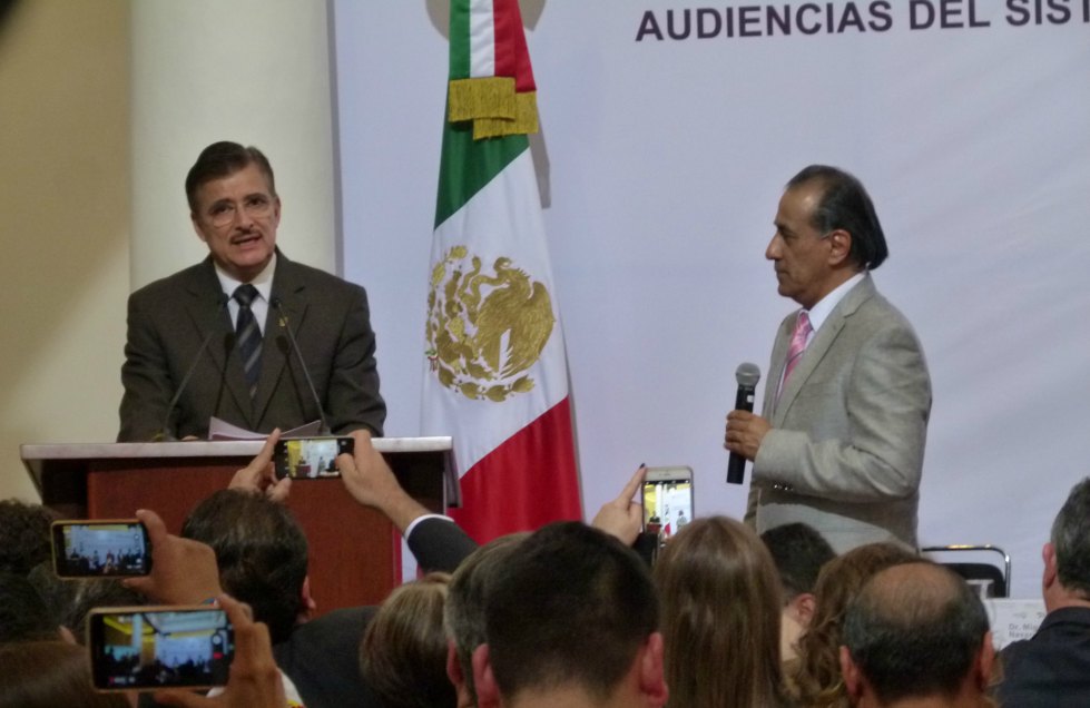 Tonatiuh Bravo Padilla y Gabriel Sosa Platas durante el momento de toma de protesta.