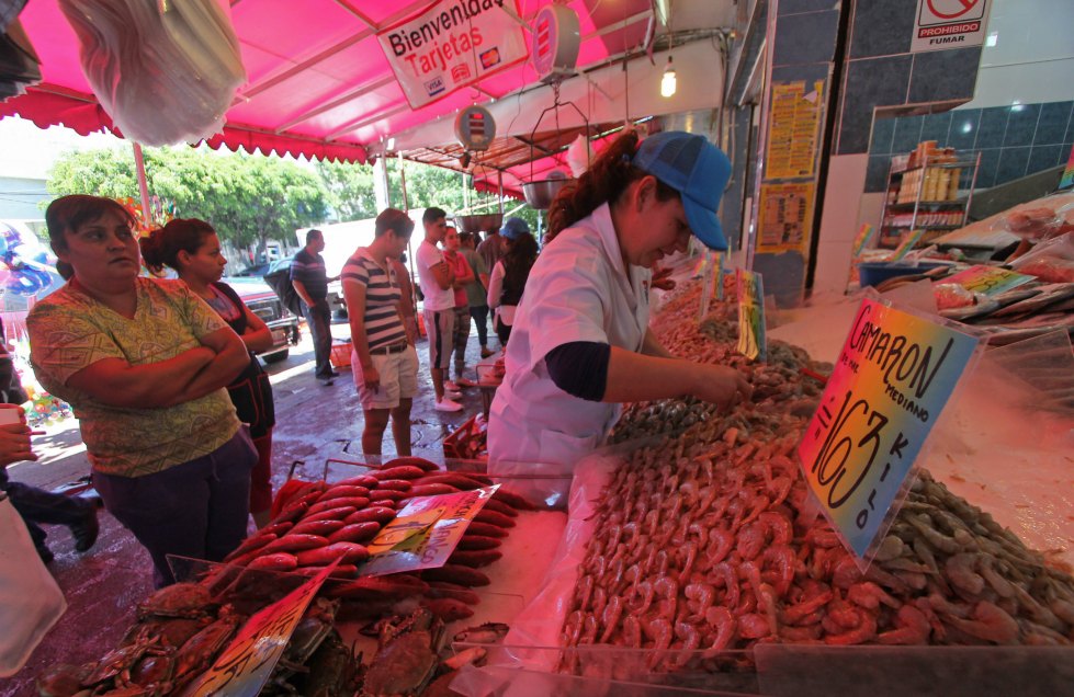 Se hicieron visitas de verificación y vigilancia sanitaria a todos los establecimientos del Mercado del Mar de Zapopan.