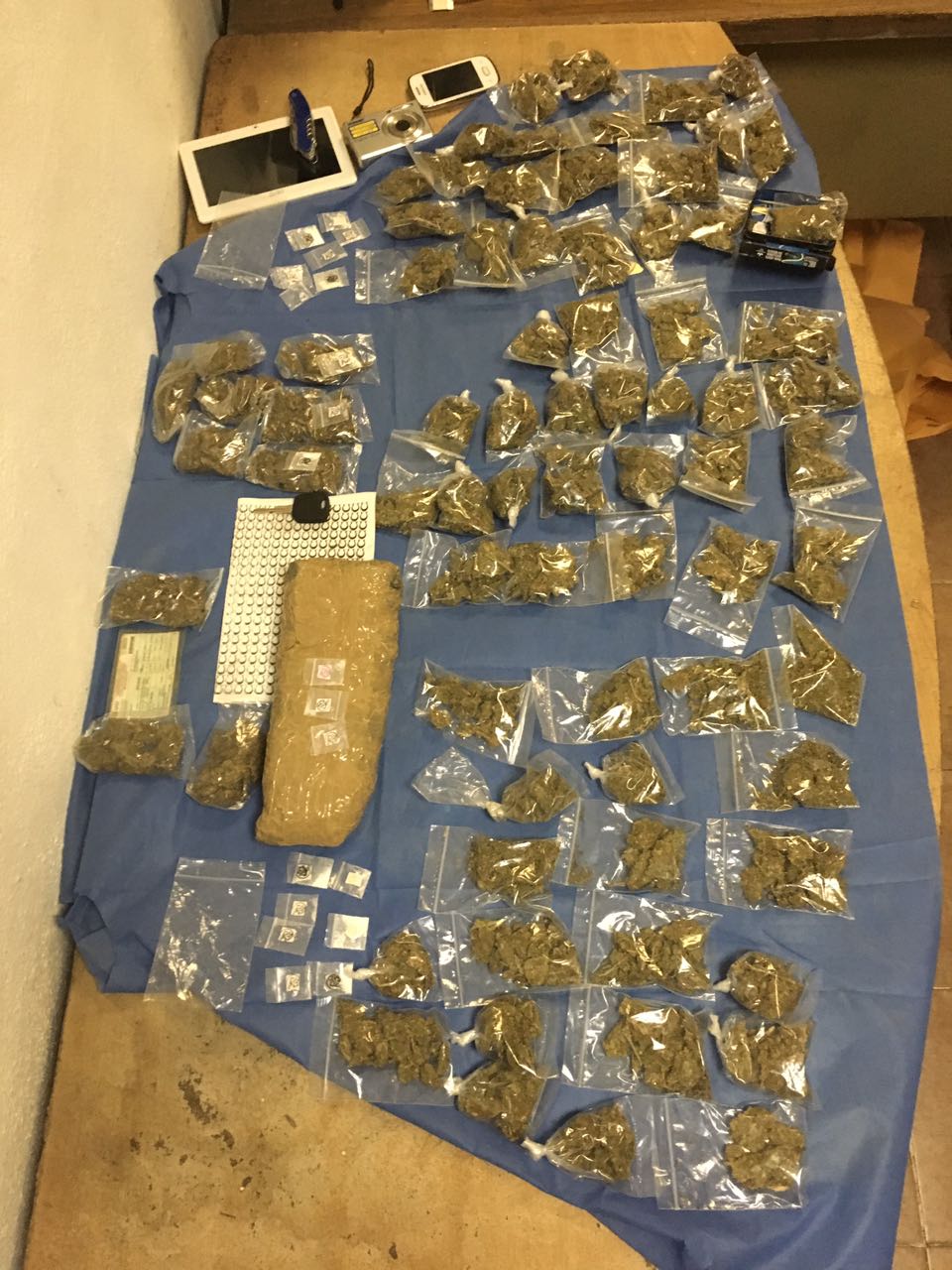 Decomisaron un paquete con hierba similar a la mariguana, 73 envoltorios con el posible enervante y 28 bolsas plásticas pequeñas con polvo blanco pare