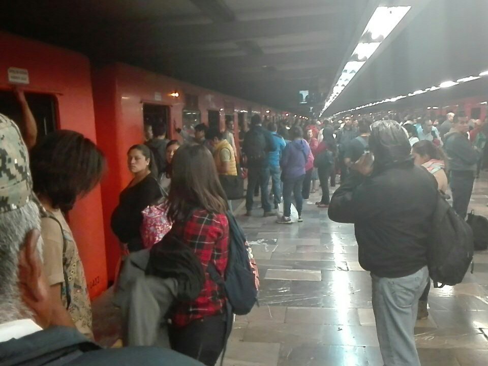 Desde las 18:28 horas el Metro reportó una falla en aparatos de vía, pero fue una hora más tarde cuando se suspendió el servicio.