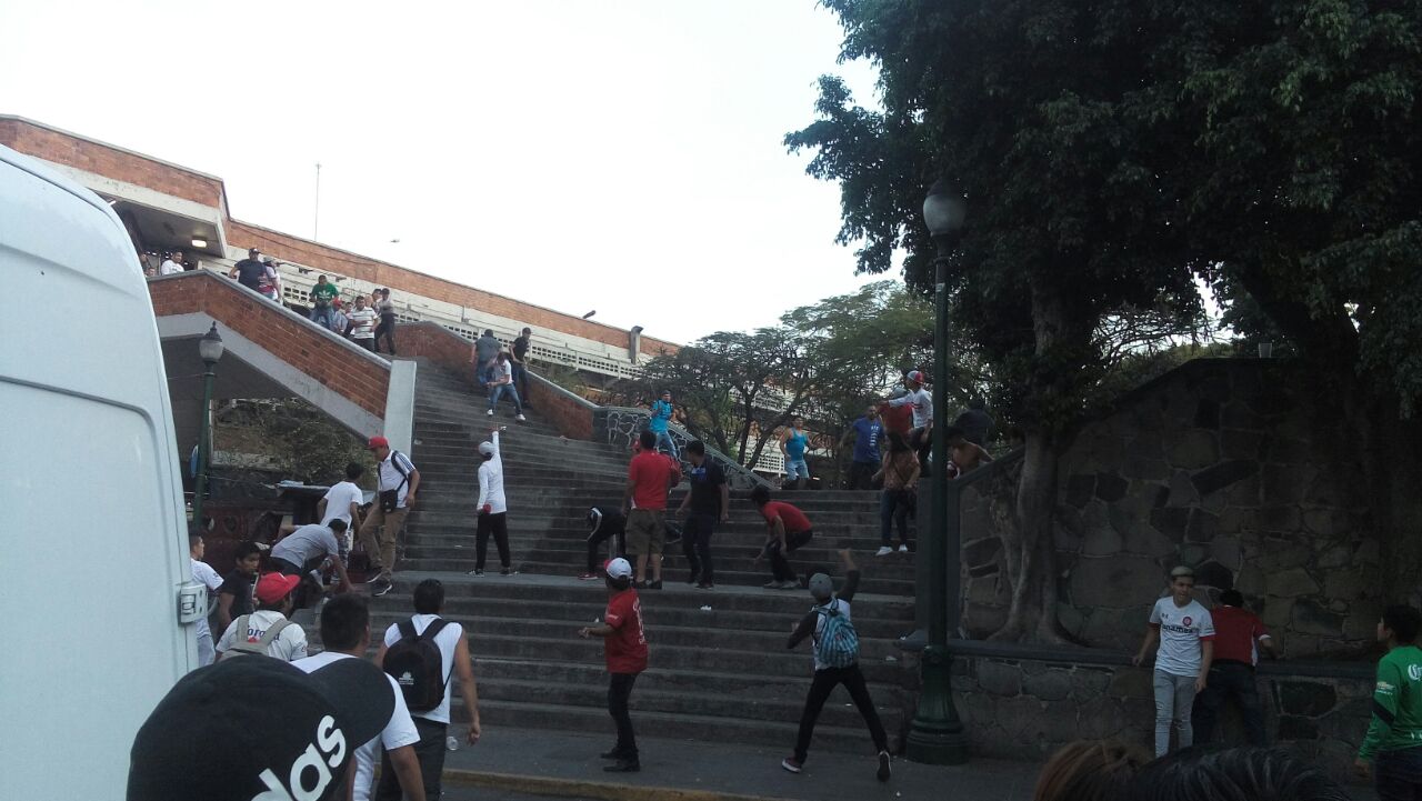 Detienen a aficionados del Toluca por riña en San Juan de Dios