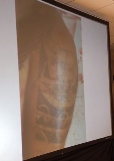 El tatuaje en el brazo izquierdo es un toro.