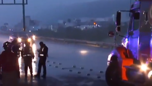 Oficiales de tránsito acudieron al lugar del accidente.