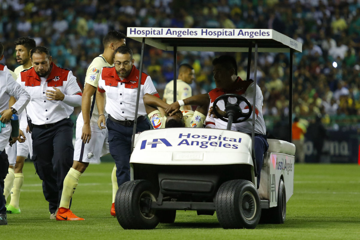 Renato Ibarra sale lesionado en el 'carrito de las desgracias'