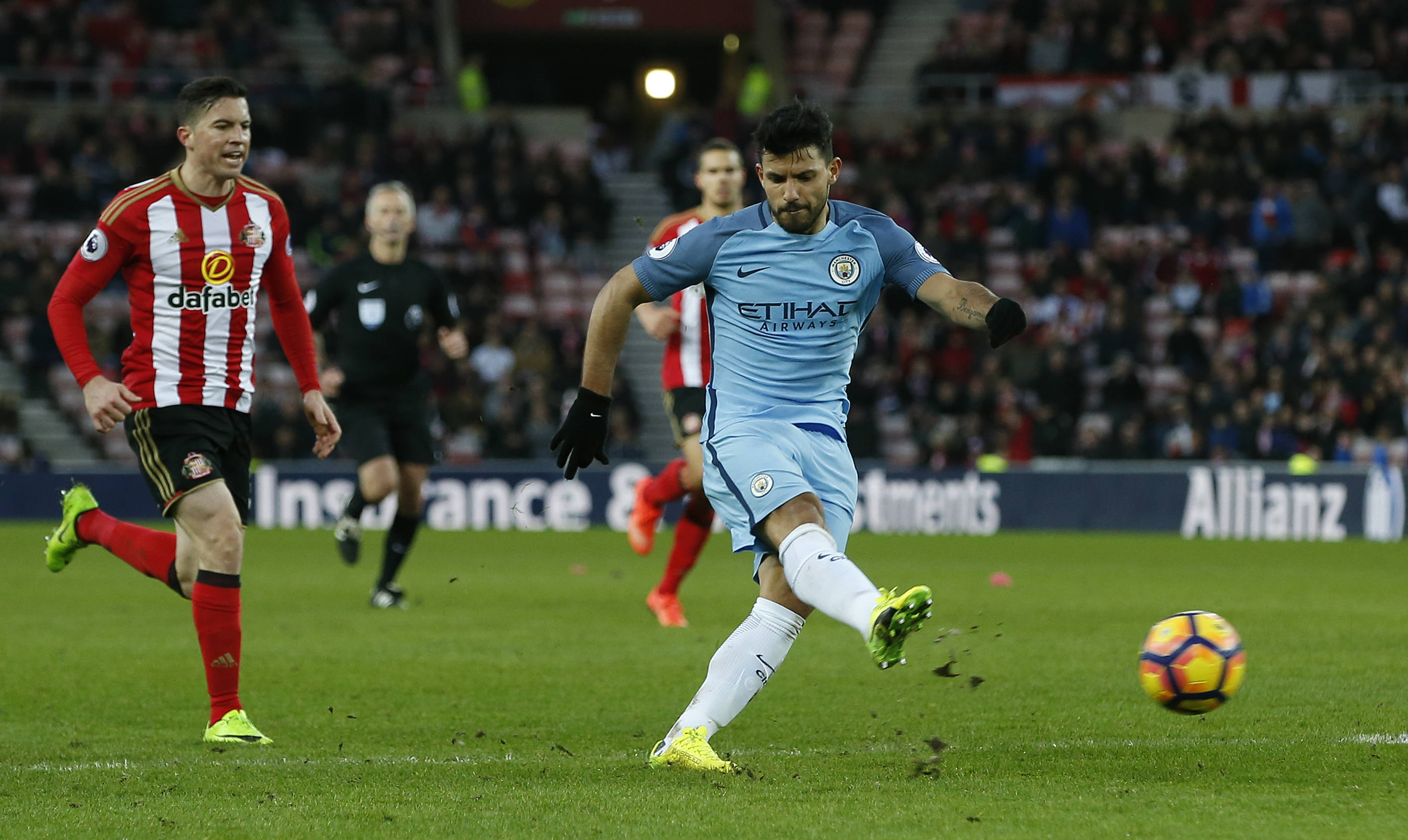 Agüero anota en la victoria de Manchester City