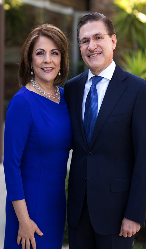 El gobernador de Durango José Aispuro y su esposa Elvira Barrantes, celebran Día de la familia.