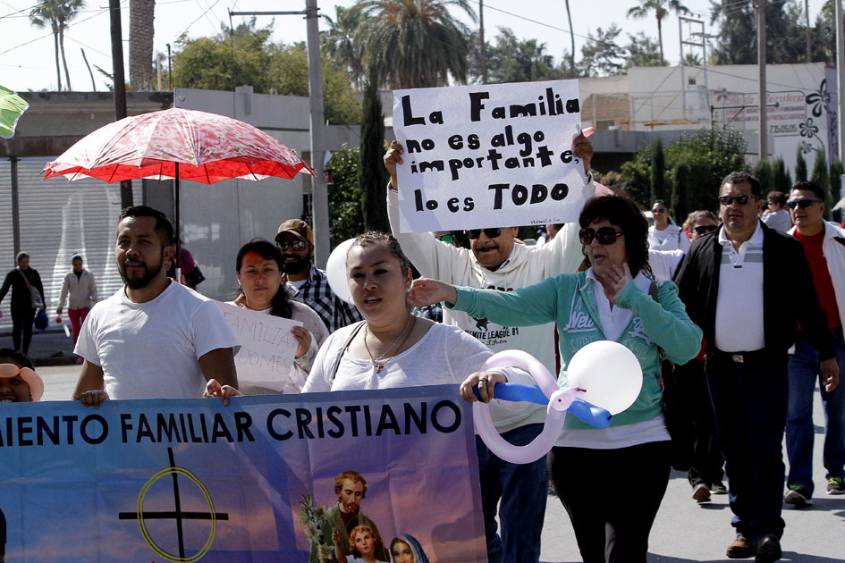 En su marcha, los manifestantes caminaron por la promoción de valores familiares. 