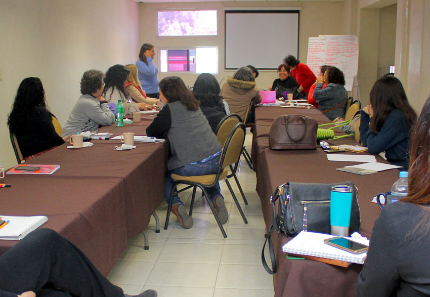 Red de Mujeres trajo a Verónica Cruz, experta en feminicidios a dar un taller en la Vicaría de Pastoral en Torreón.