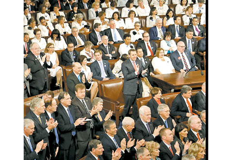 Republicanos aplauden a Trump en su discurso del martes en el Capitolio. 