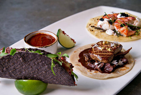 El trío de tacos tiene un precio de 100 dólares y se acompaña con una margarita con tequila Don Julio. 