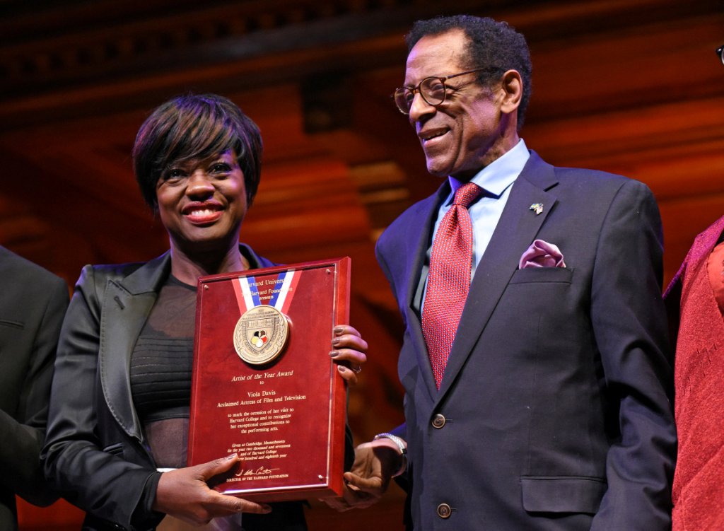 Viola Davis recibiendo el premio del dr. S. Allen Counter
