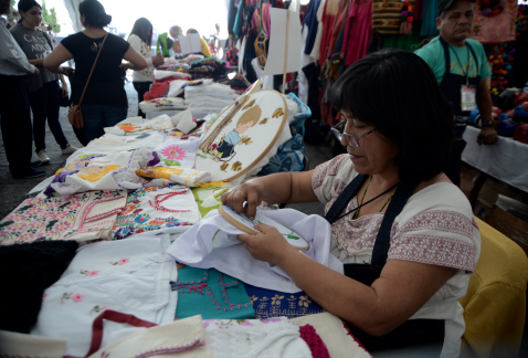 Artesanos de la capital del país ofrecieron el producto de su trabajo en la Feria Consume Local CDMX.