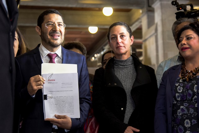 El dirigente de Morena en la CdMx, Martí Batres, presenta acción de inconstitucionalidad. 