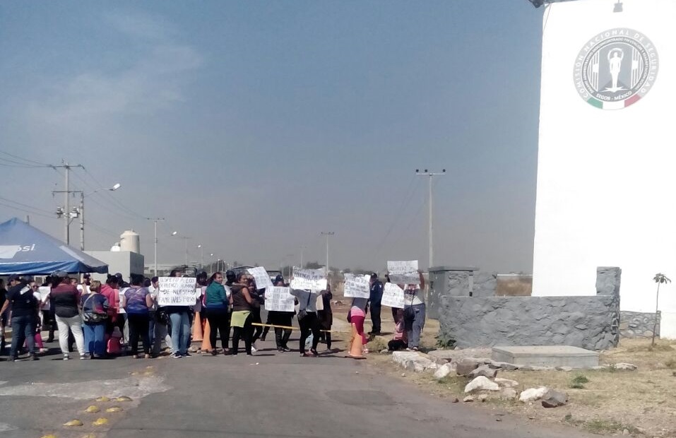 Familiares de los detenidos se manifiestan con cartulinas a las afueras del centro penitenciario