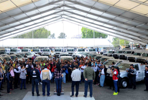 La jefa delegacional en Iztapalapa, Dione Anguiano, entregó 48 vehículos para apoyar el suministro de servicios de alumbrado público y de distribución