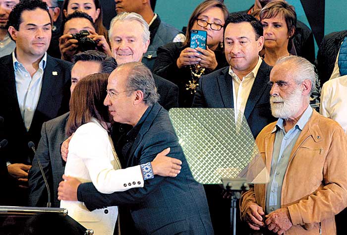 Josefina tomó protesta como abanderada del PAN entre líderes del partido, como el ex presidente Calderón.
