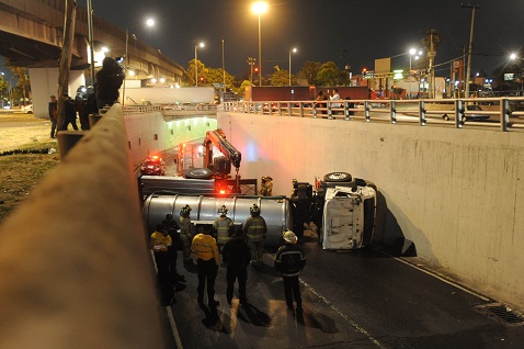 Por más de menos dos horas bomberos y policía local trabajo en el lugar para liberar la vía. 