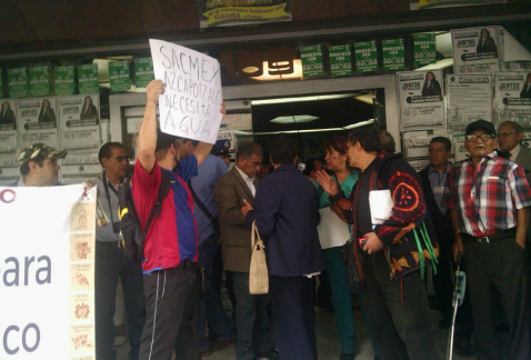 Vecinos de Azcapotzalco protestan frente a la sede del Sistema de Aguas de la Ciudad de México, en demanda del suministro del líquido.