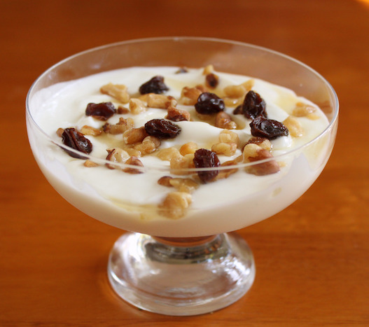 Yoghurt griego con nueces y arándanos.