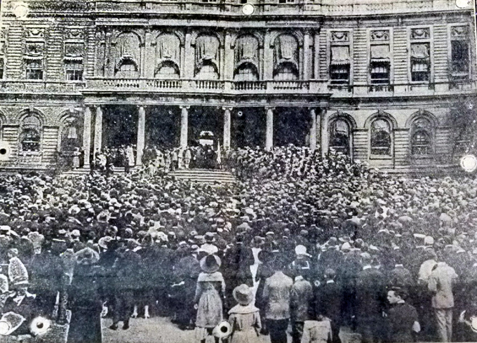 En Nueva York, una gran multitud se juntó en el palacio municipal a cantar el himno gringo, para festejar la llegada de la paz. 