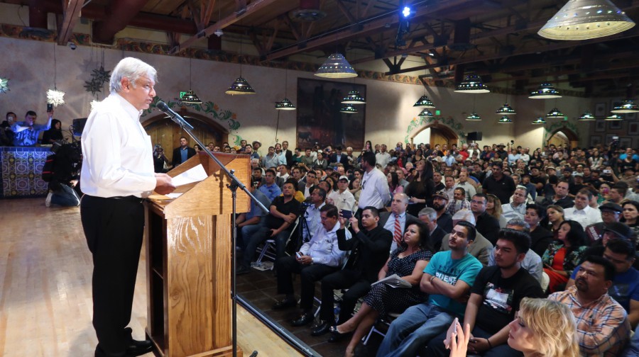 Andrés Manuel López Obrador continúa su gira por las ciudades estadunidenses para reunirse con inmigrantes mexicanos.