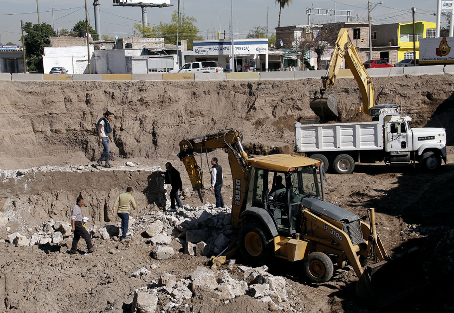 El 1 de marzo comenzó el retiro del monumento Torreón.