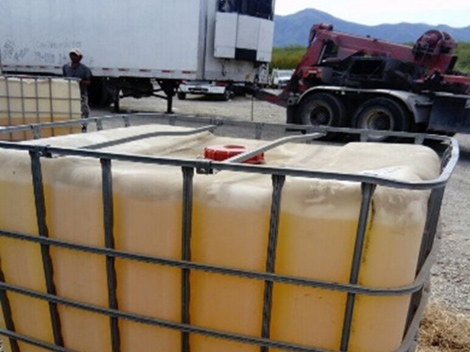 Los investigadores de la federación aseguraron 5 vehículos, 4 cajas de tráileres, 44 contenedores llenos, con capacidad de mil y mil 200 litros.