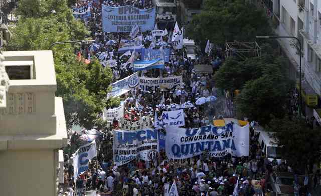 Con una marcha multitudinaria, los principales sindicatos de Argentina se plantaron contra la política económica.