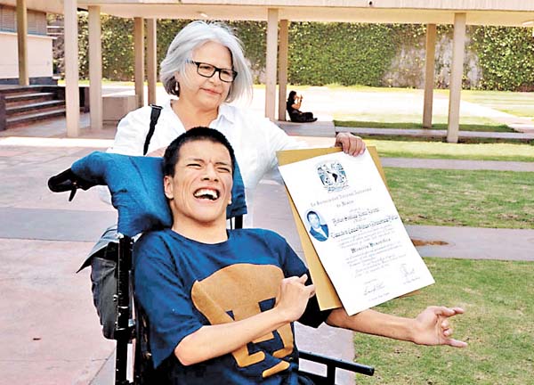 Matías Alanís Álvarez y su madre.