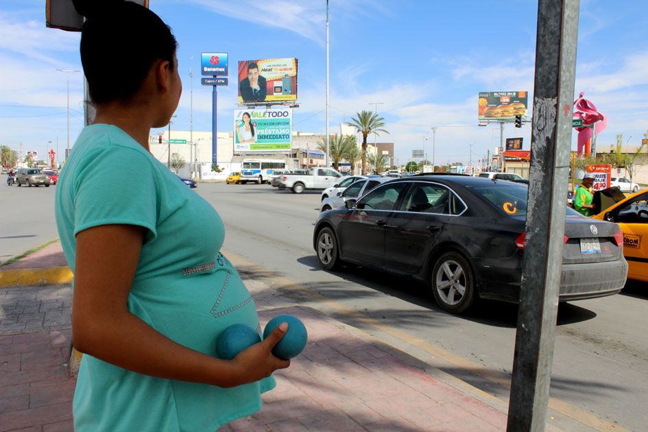 Pamela viaja diariamente hasta el cruce de Diagonal Reforma y Cuatro Caminos para reunir el dinero necesario para su parto. 