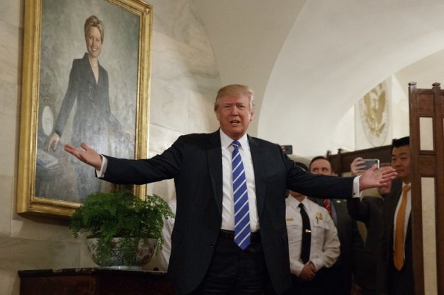 El presidente de EU, Donald Trump, recibió a estudiantes de quinto grado de Birmingham, Alabama.