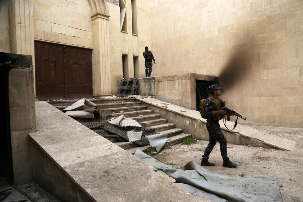 El cabo de la policía federal iraquí Abbas Muhammad dijo que fue el primer en entrar al edificio tras su reconquista.