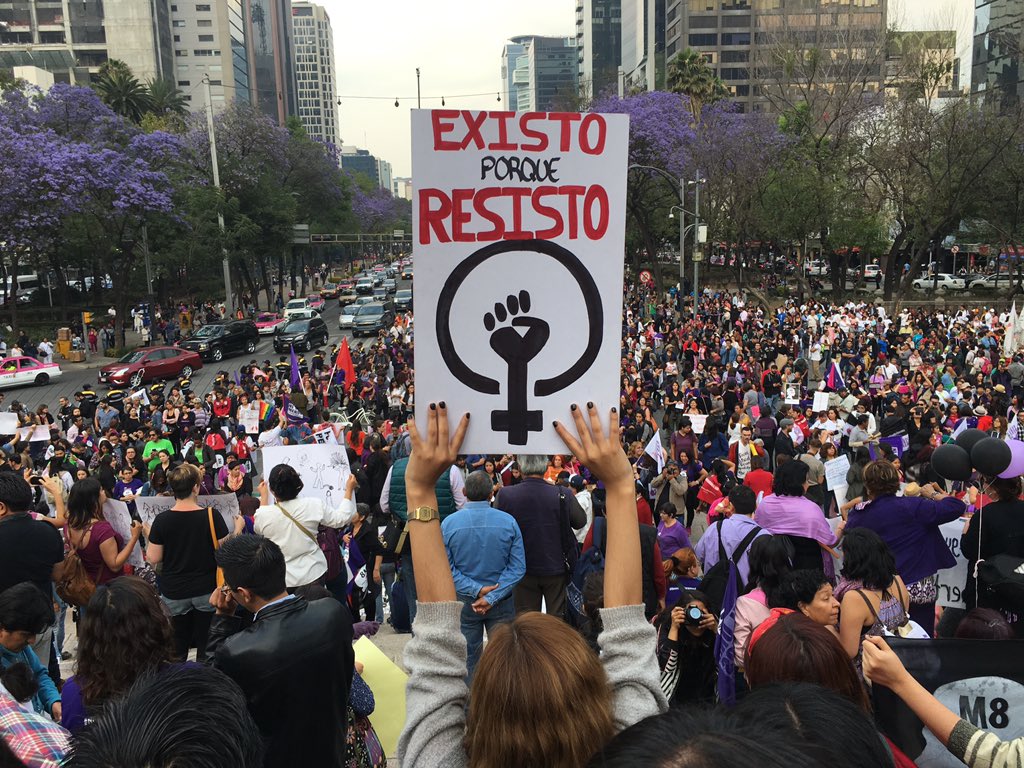Cientos de personas se congregaron en el Ángel de la Independencia para marchar hacia el Hemiciclo a Juárez.
