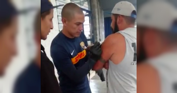 Darío Verón tatuó su firma en un aficionado que visitó a los Pumas en entrenamiento