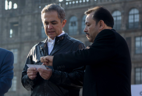 El jefe de Gobierno capitalino, Miguel Ángel Mancera, y el secretario de Movilidad y líder de la corriente perredista Vanguardia Progresista, Héctor S