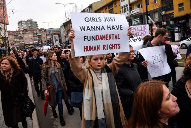 En Kosovo, las mujeres marcharon para pedir respeto a sus derechos.