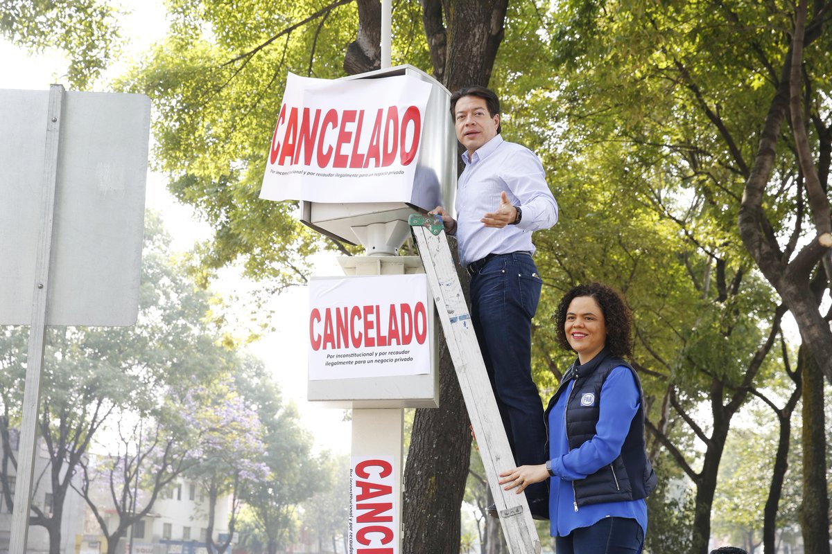 Los senadores Mariana Gómez del Campo y Mario Delgado clausuraron de manera simbólica un aparato de fotomultas.