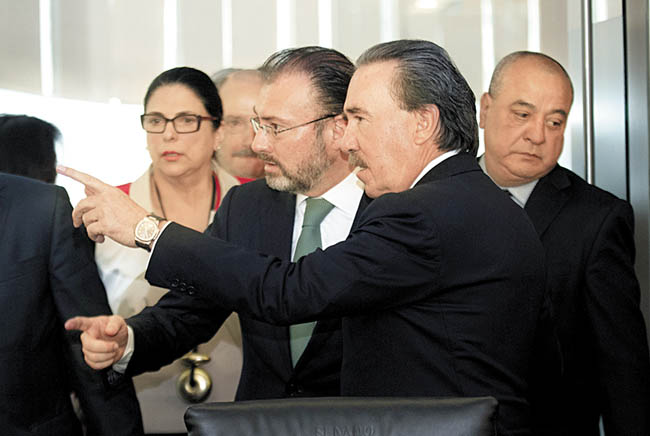 El titular de la SRE y el priista Emilio Gamboa, ayer durante la reunión del funcionario con legisladores. 