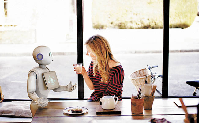 Una mujer convive con un androide. 