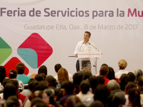 Durante el festejo del Día Internacional de la Mujer, el gobernador de oaxaca Alejandro Murat, dijo que protegerá los derechos políticos de las aspira
