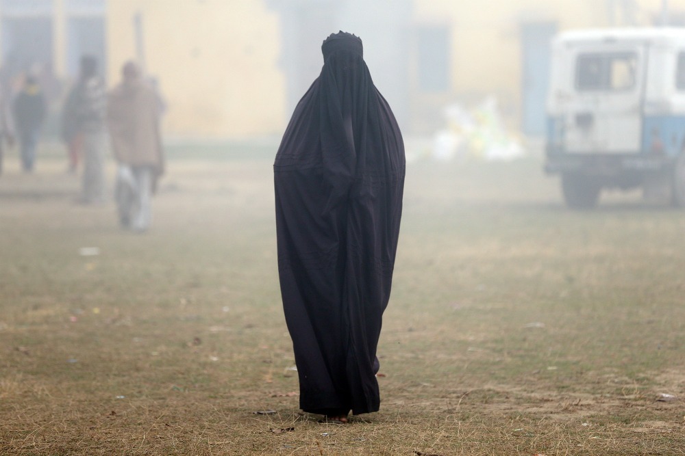 Las burkas son atuendos que lo cubren todo y tienen una malla para los ojos. 