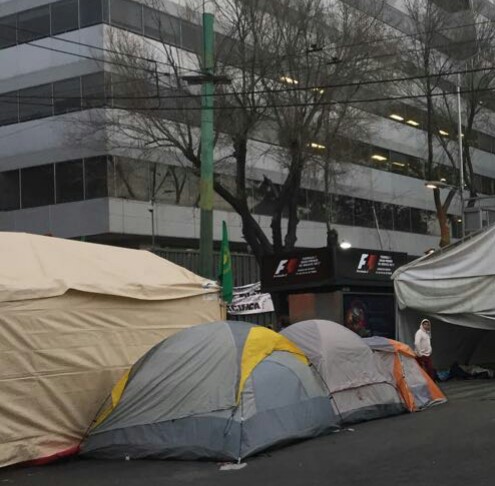 Los campesinos instalaron un campamento desde esta madrugada.