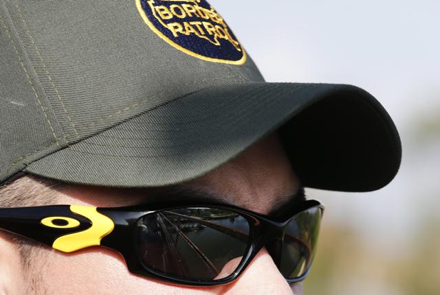 Un ex agente de la Oficina de Aduanas y Protección Fronteriza (CBP) fue declarado culpable de aceptar sobornos en efectivo y en relaciones sexuales de