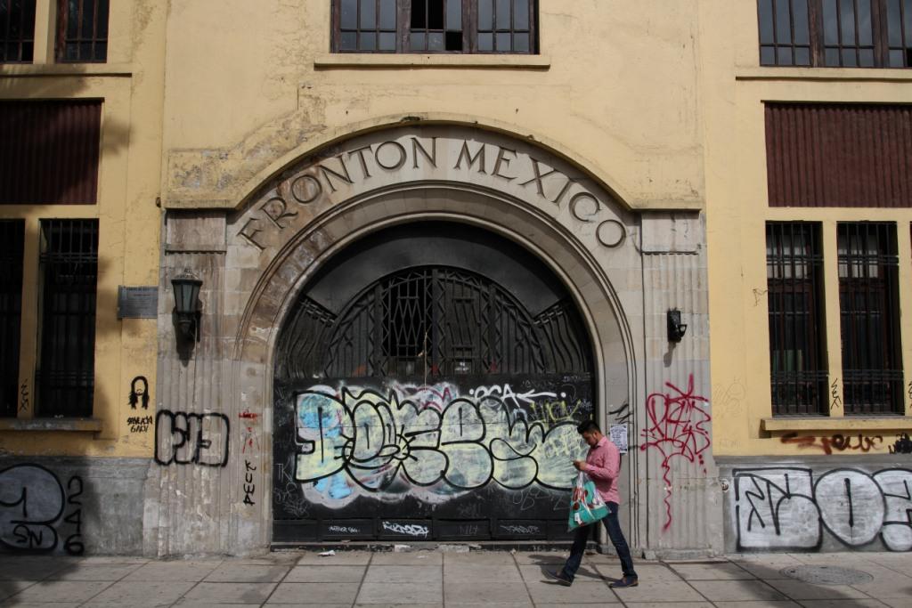 El edificio Frontón México fue clausurado en 1996 para evitar la quiebra, luego de una huelga de los trabajadores.