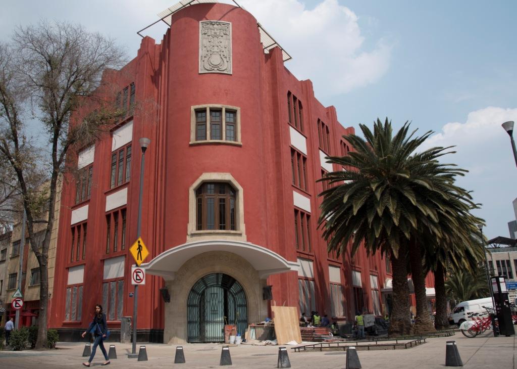 El edificio fue restaurado por tres años y cuenta con 17 suites, un casino y un restaurante.