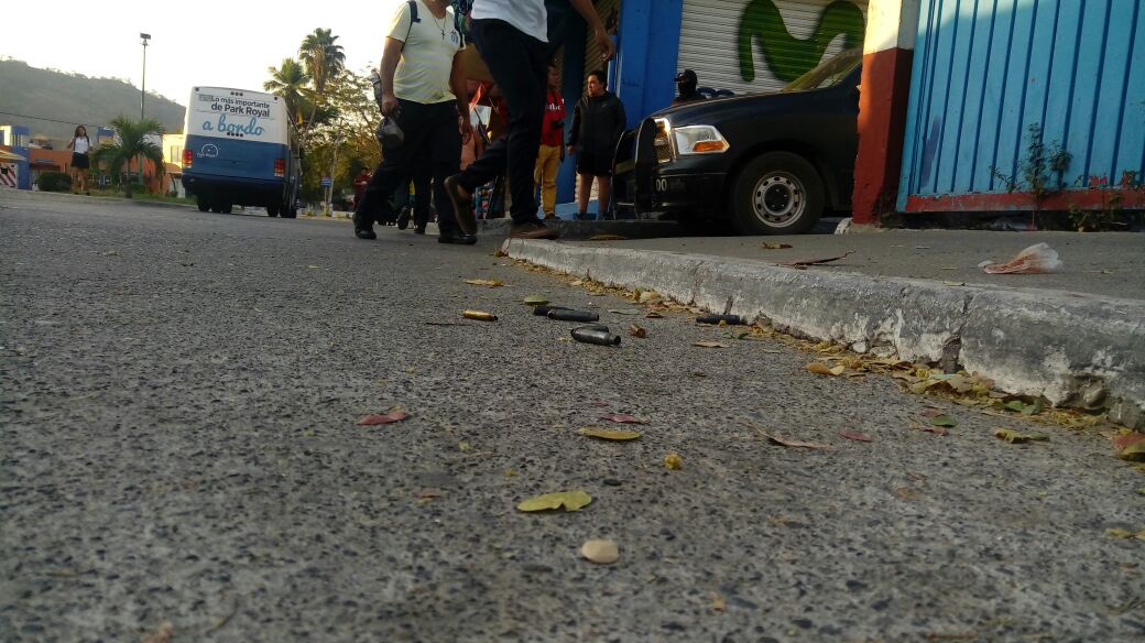 En el lugar quedaron casquillos de grueso calibre. 