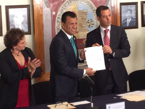 El gobernador de oaxaca, Alejandro Murat entregó al Congreso local el documento con dos iniciativas para sancionar a servidores públicos por corrupció