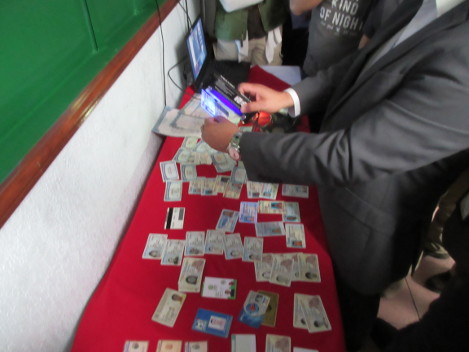 Personal del Consulado Americano de Ciudad Juárez y de la Patrulla Fronteriza muestran a los de migración algunos documentos migratorios oficiales y o