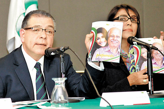 El titular de la Condusef presentó la guía de apoyo para los connacionales. 